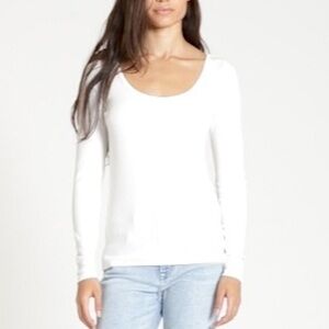 Scoop neck semi fitted long sleeve tee